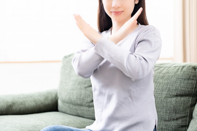 髪の毛はトリートメントで修復できるという誤解を否定する女性の写真
