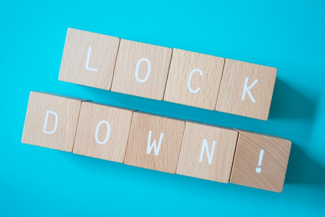 美容室で技術や道具に制限をかけることのリスクを表すイメージ画像（LOCKDOWNの文字ブロック）