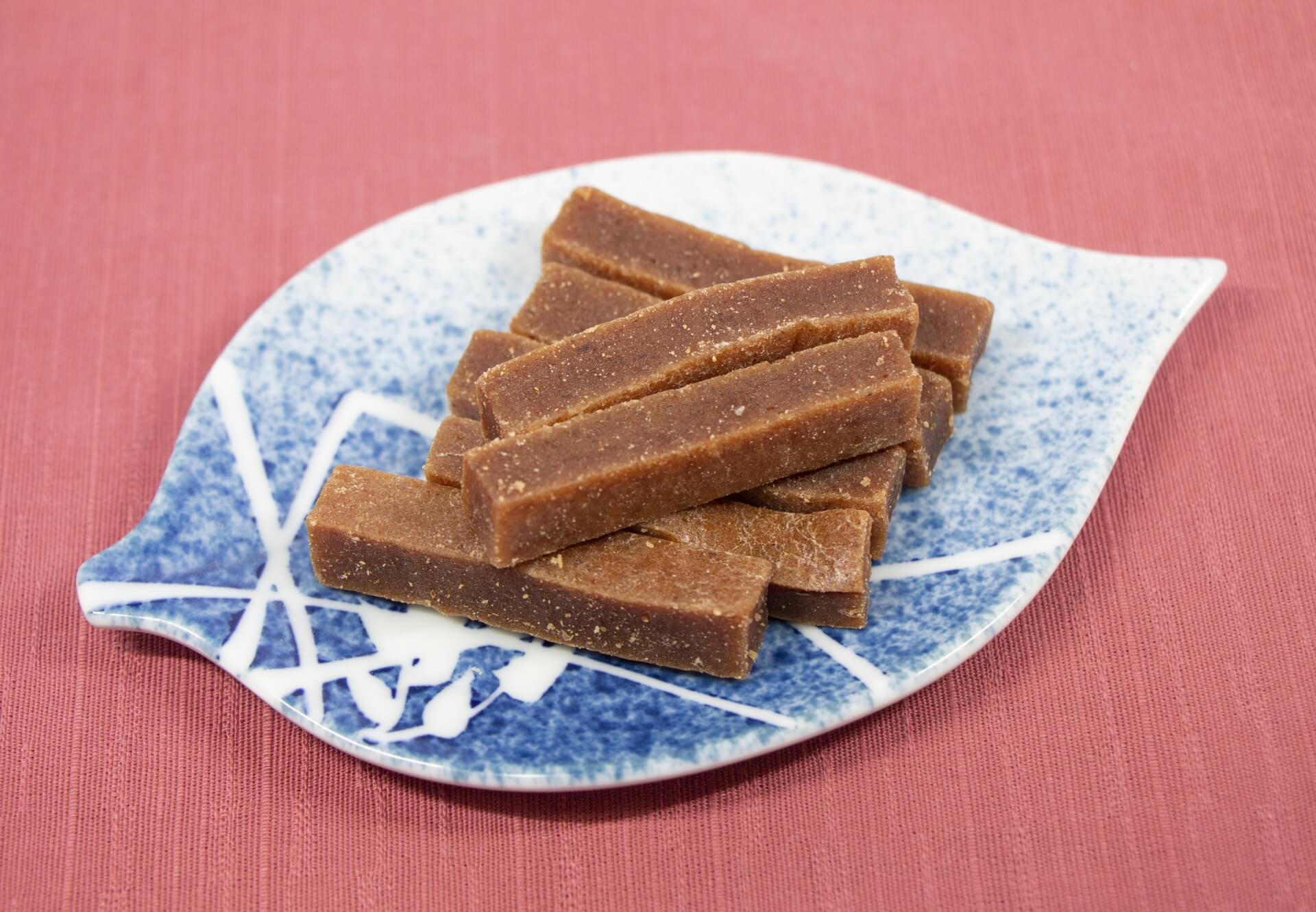 中国の伝統的なお菓子「山査子（さんざし）」を和皿に盛り付けた様子