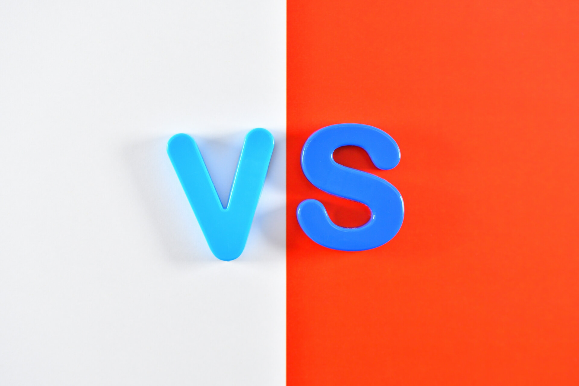 ネット証券とネット銀行を比較するイメージ VS