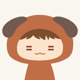 茶色いクマのフードをかぶった穏やかな表情のキャラクター
