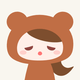 茶色いクマの着ぐるみを着た眠そうな表情のキャラクター
