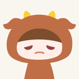 茶色いフードに黄色い角がついた無表情のキャラクター