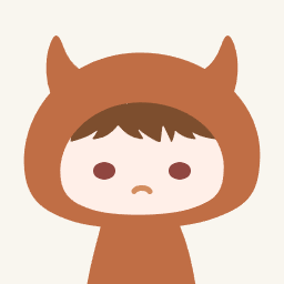 茶色い角付きフードを被った困った表情のキャラクター