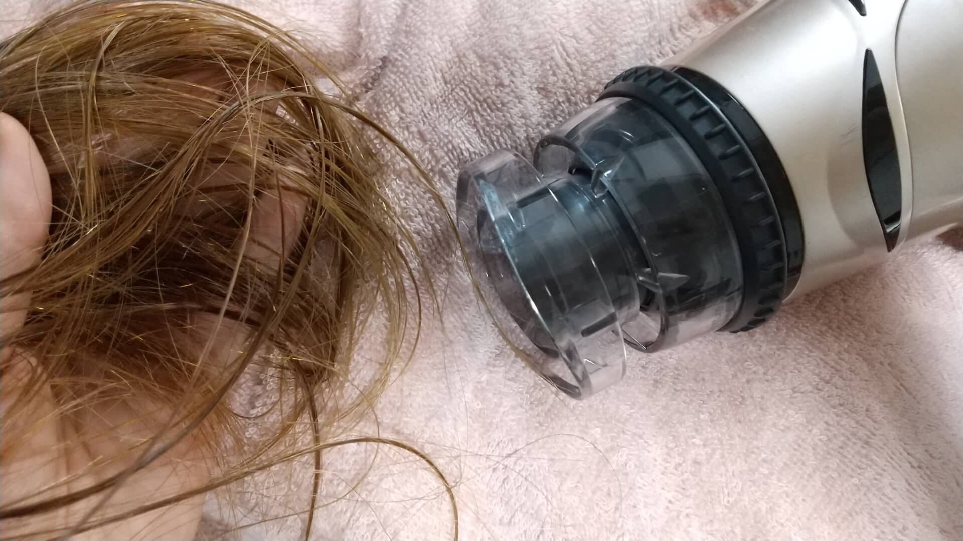 ドライヤーを使わずに自然乾燥で髪を乾かす女性の様子。ドライヤーを使わずに髪を乾かすデメリットを解説するブログ記事のアイキャッチ画像。