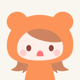 オレンジ色のクマ耳フードを被った驚いた表情のキャラクター