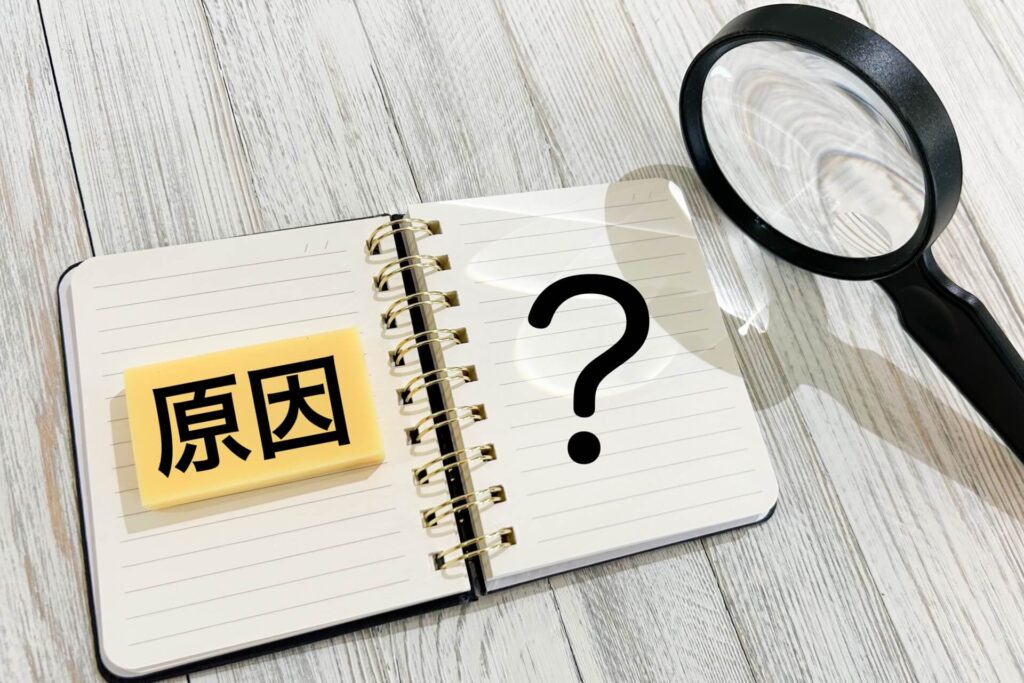 原因と書かれた付箋と虫眼鏡の写真。髪質の変化の要因を探すイメージ。