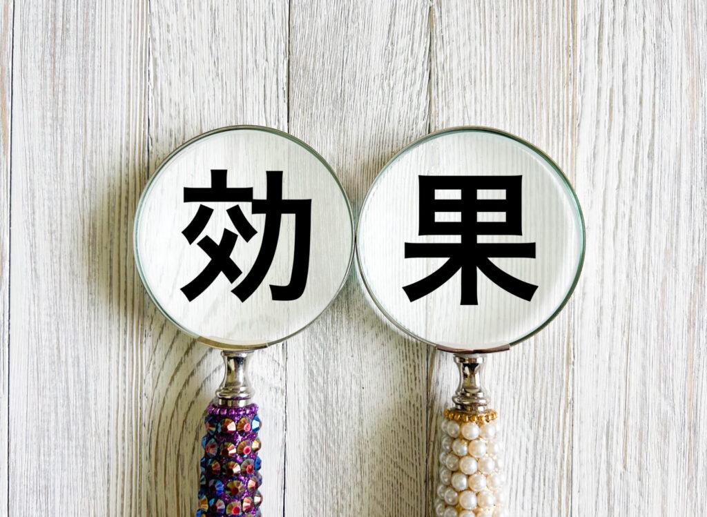 虫眼鏡に映し出された「効果」の文字。美容やヘアケア商品の効果をイメージした画像