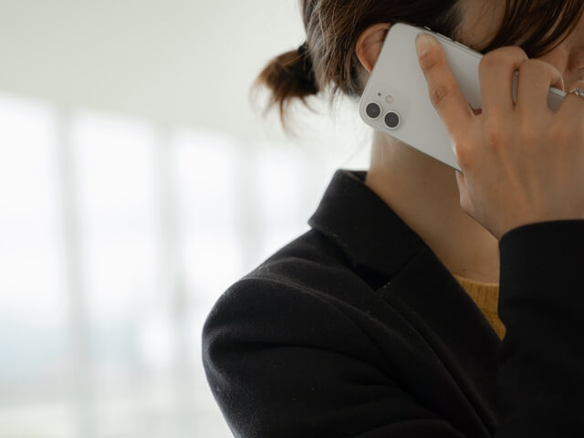 美容院に電話で予約をしている女性の様子