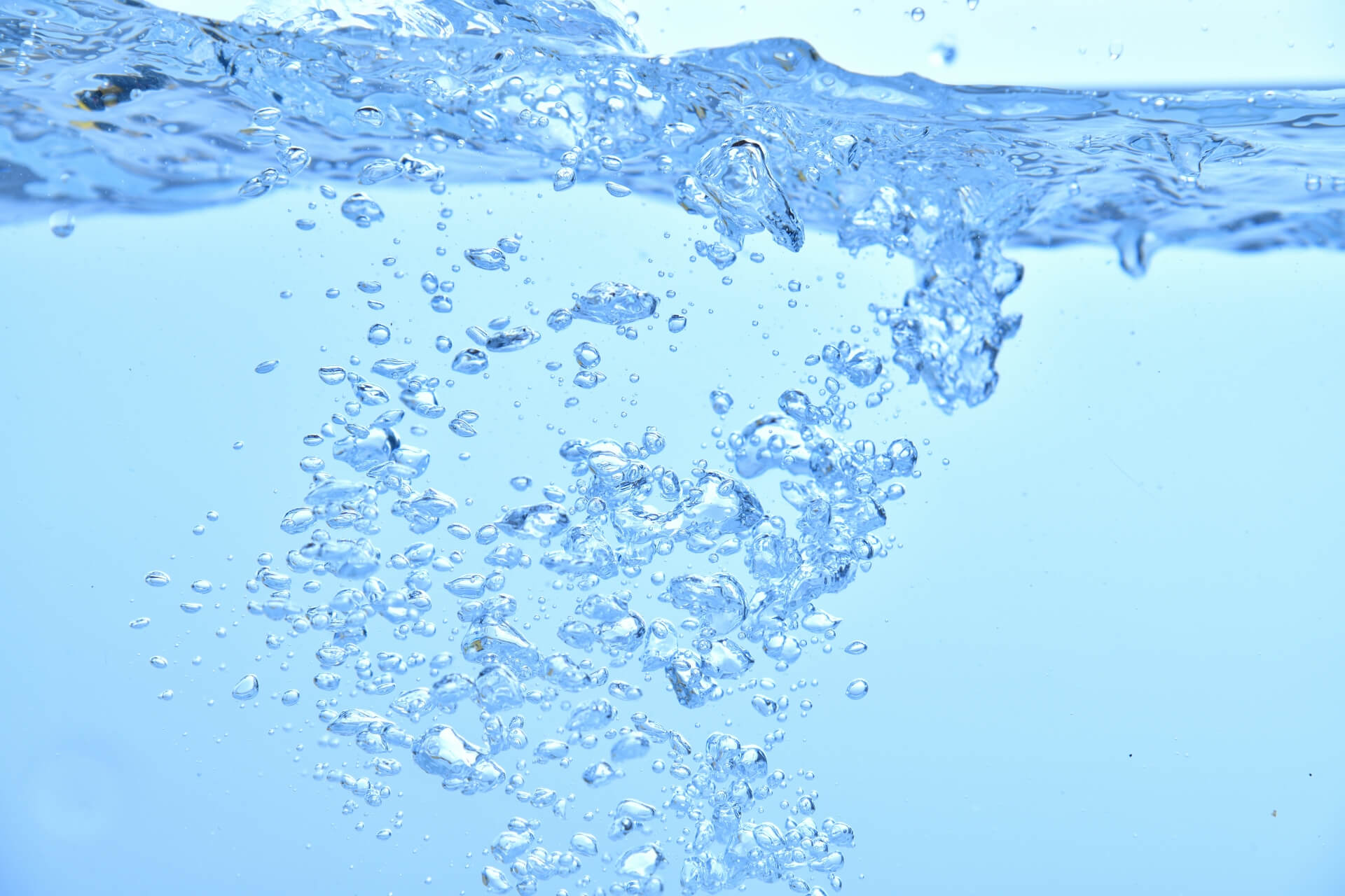 マイクロバブルとウルトラファインバブルの水のイメージ。髪や肌のエイジングケア、白髪予防、ボリューム改善を象徴。