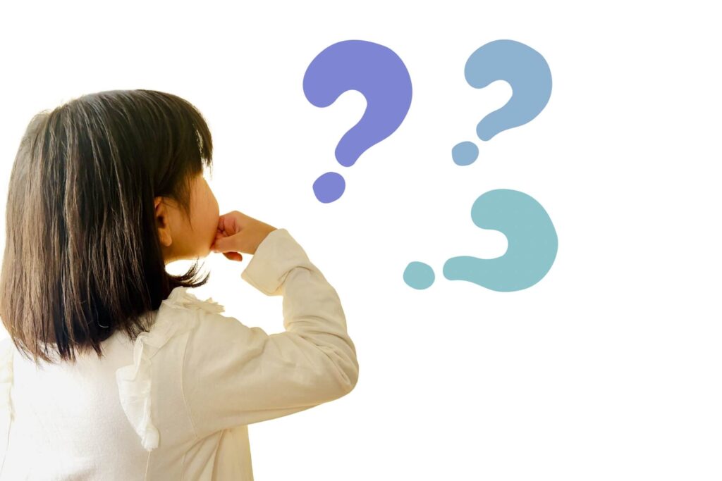 首元が隠れる服装だと美容院でカットやシャンプーがしづらくなることをイメージさせる、疑問を抱える女の子のイラスト風写真