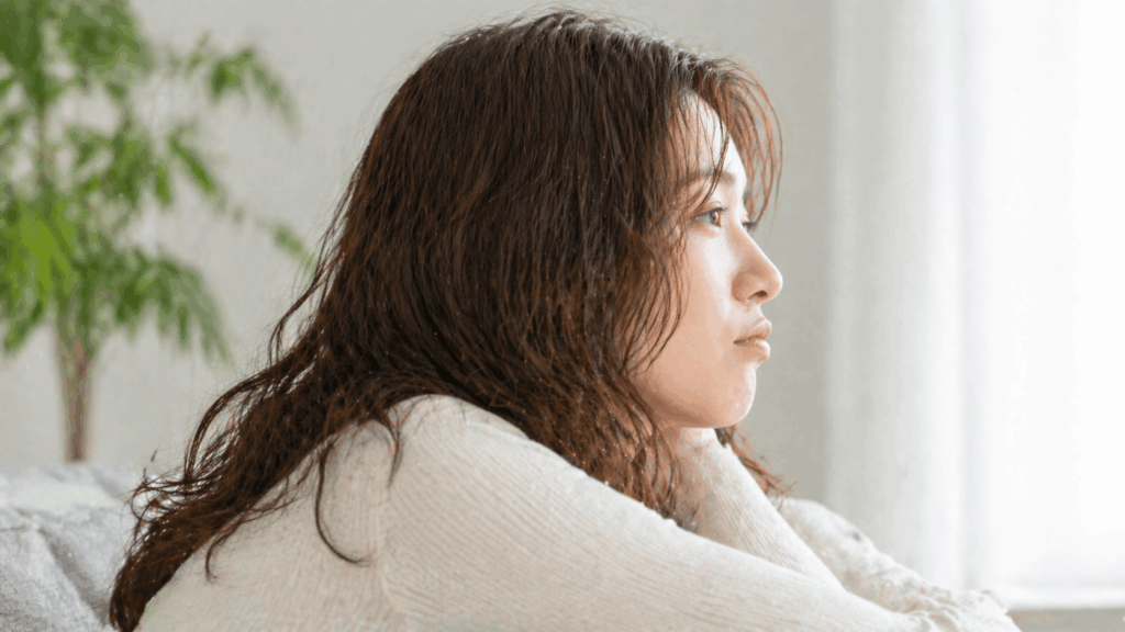 パーマが取れかけた女性