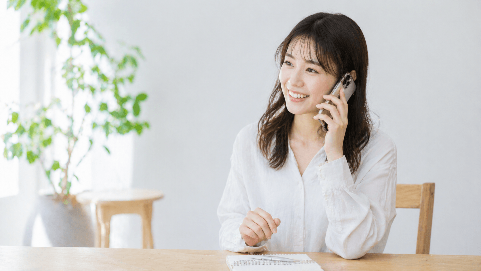 美容院 電話予約 例文 スマホで予約する女性