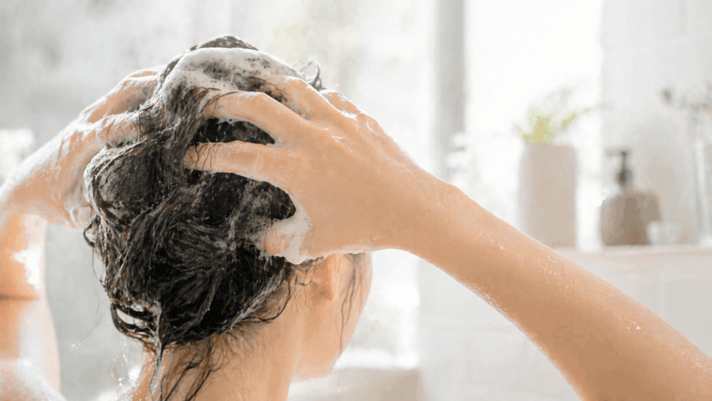 春の抜け毛 対策 頭皮マッサージ シャンプー中