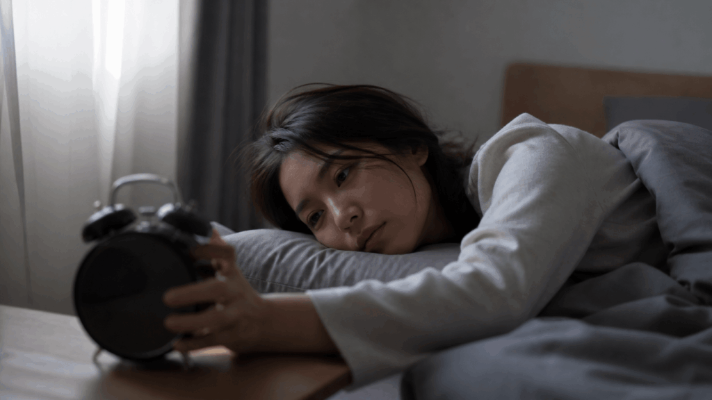 GW明け だるい 対策 連休明けの朝に起きれない女性のイメージ