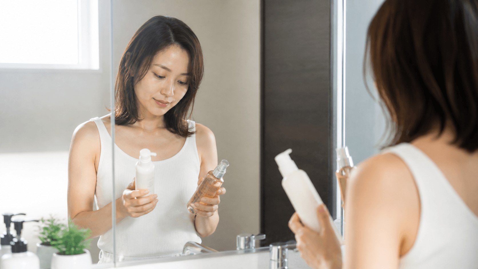 ヘアミルクとヘアオイル 違い 30代女性が手にとって比べるシーン