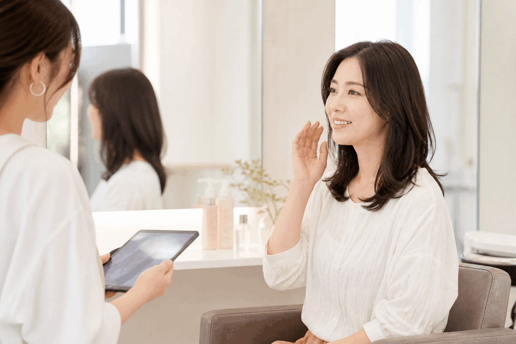 美容室で『いつもと同じで』とオーダーしてしまう女性のイメージ