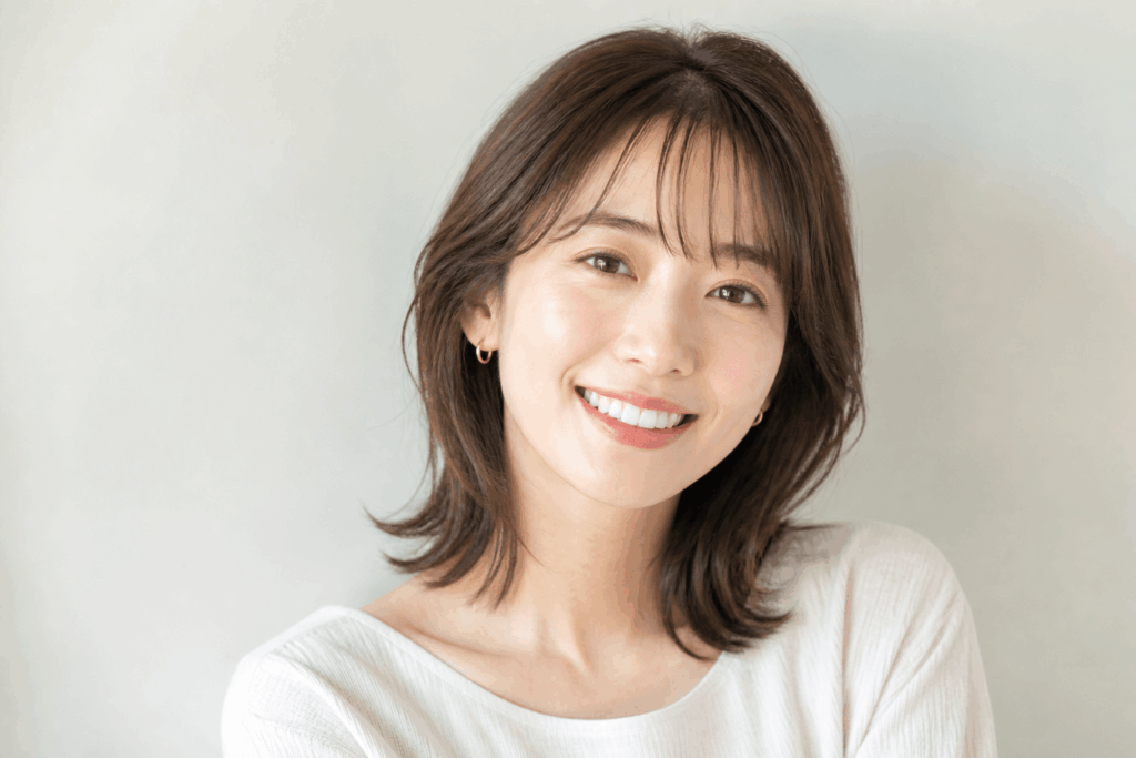 新しい髪型で笑顔の30代女性、段階的なイメチェンに成功したイメージ