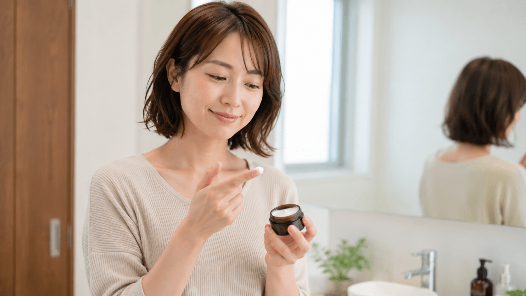 ヘアバームを手に取り正しい量を確認する30代女性の洗面所シーン