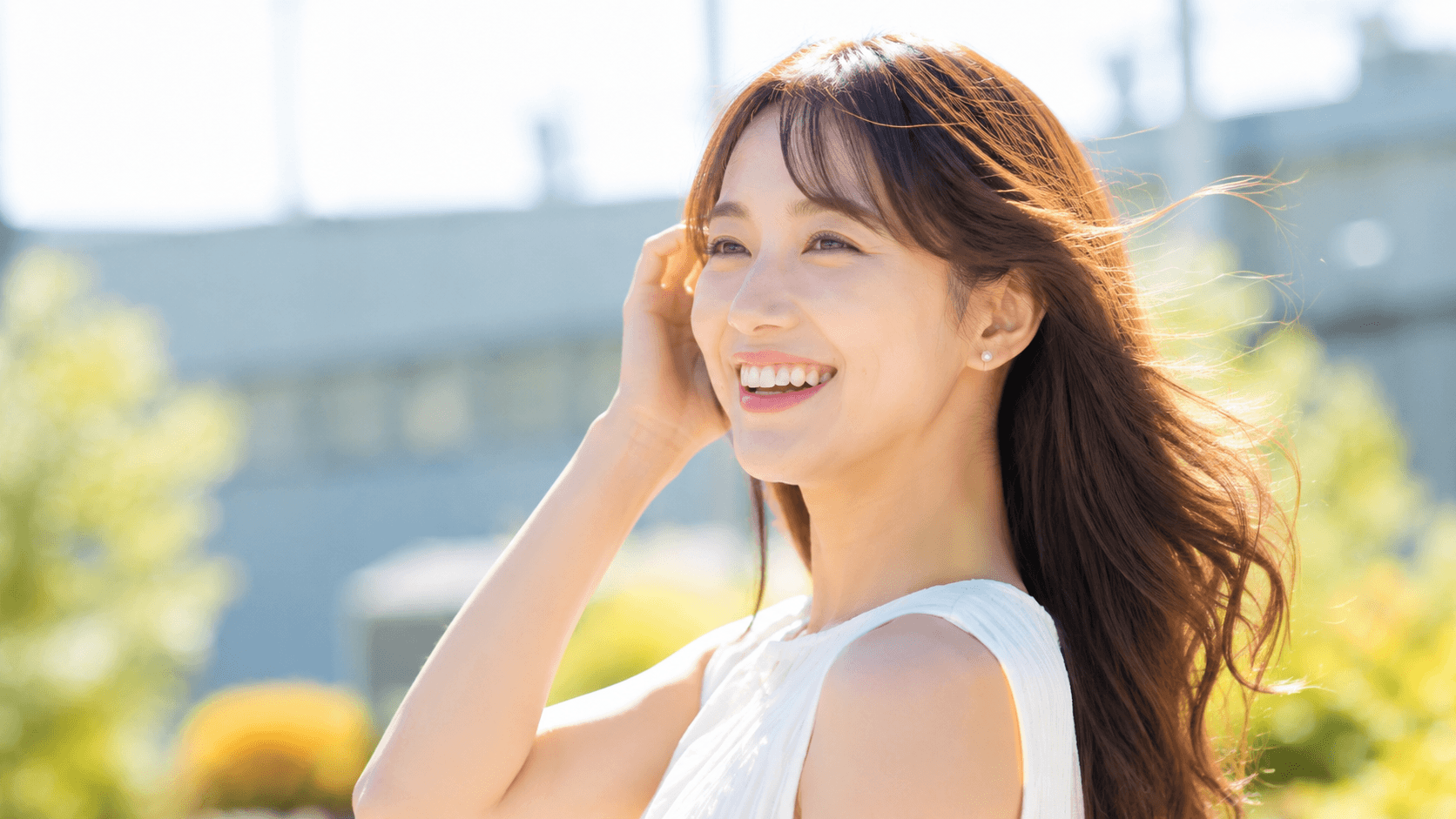 夏のヘアカラーの色落ちを防ぐツヤのある髪の女性