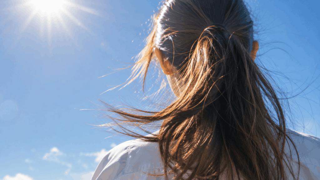 紫外線でヘアカラーが褪色する夏の髪のダメージイメージ