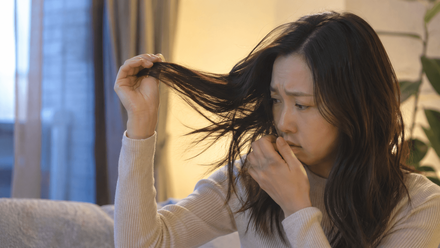 夕方に自分の髪のニオイが気になり確認する30代女性のシーン