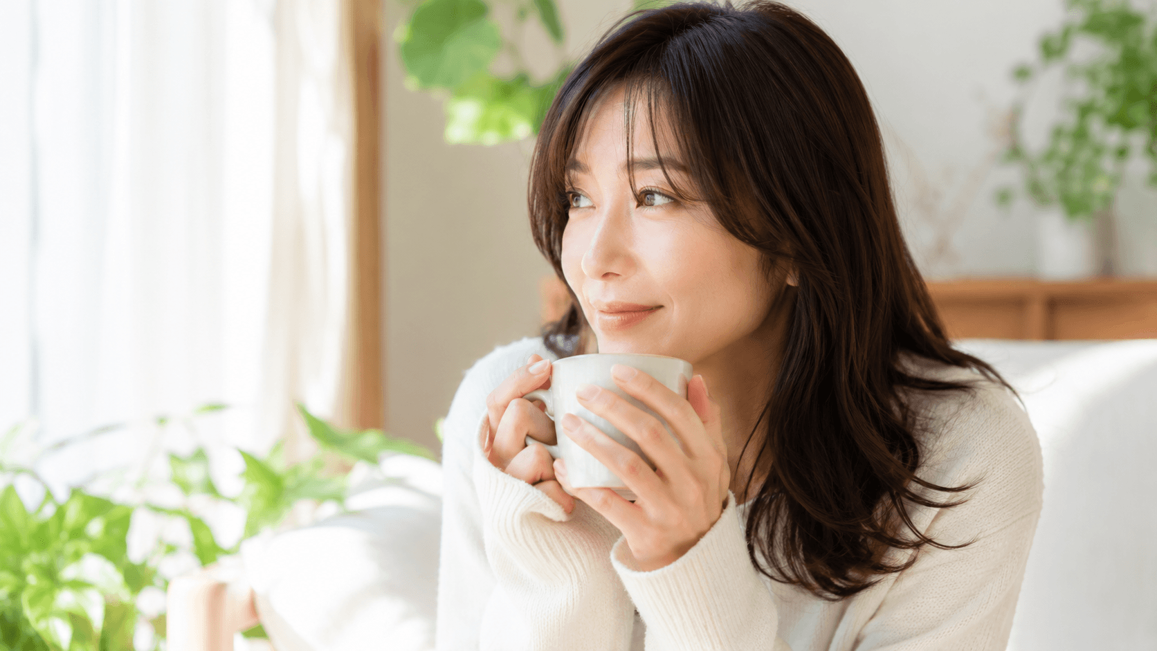 夏の内臓冷えを温活で整えるため温かい飲み物を持つ女性