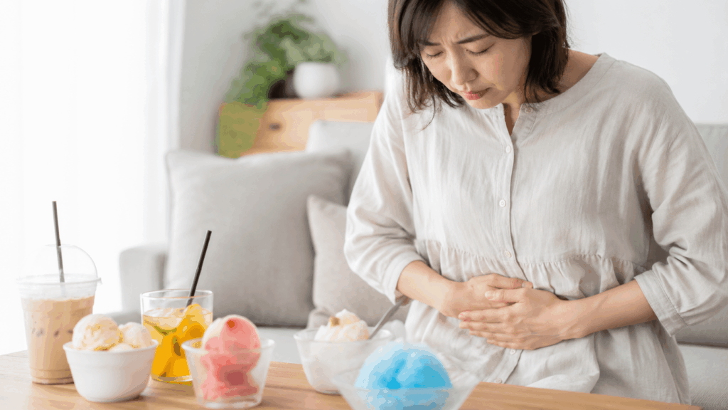 冷房と冷たい飲食のダブルで夏に内臓が冷える仕組みを示す図