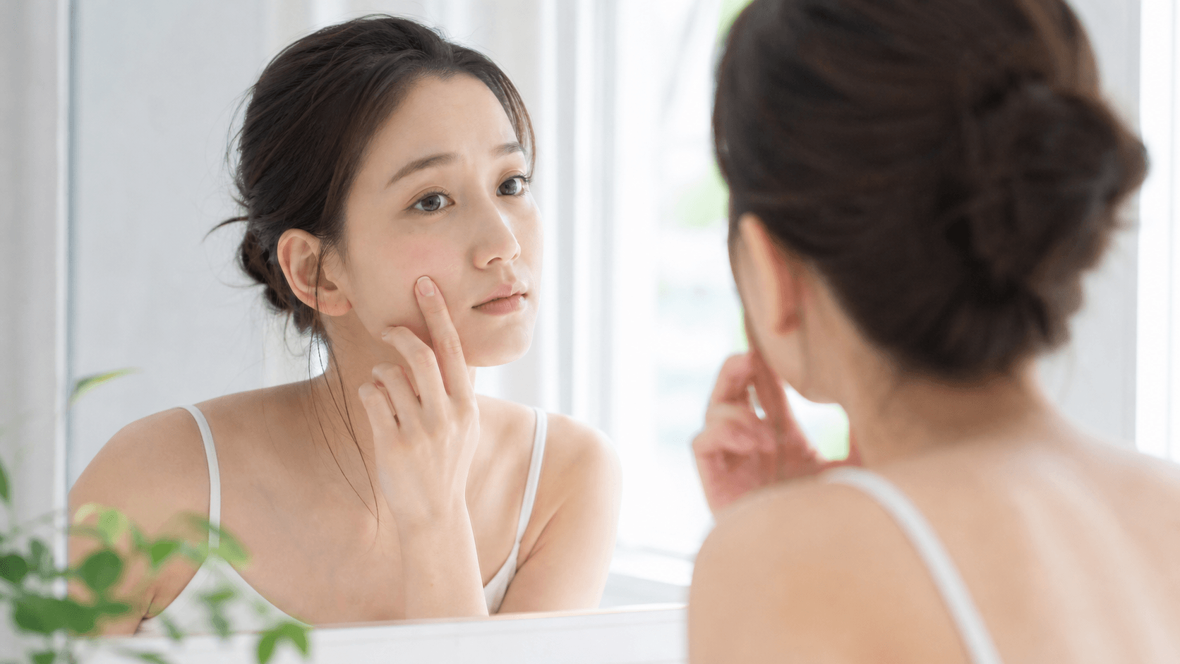 朝起きて頬の寝じわを鏡で確認する女性のイメージ
