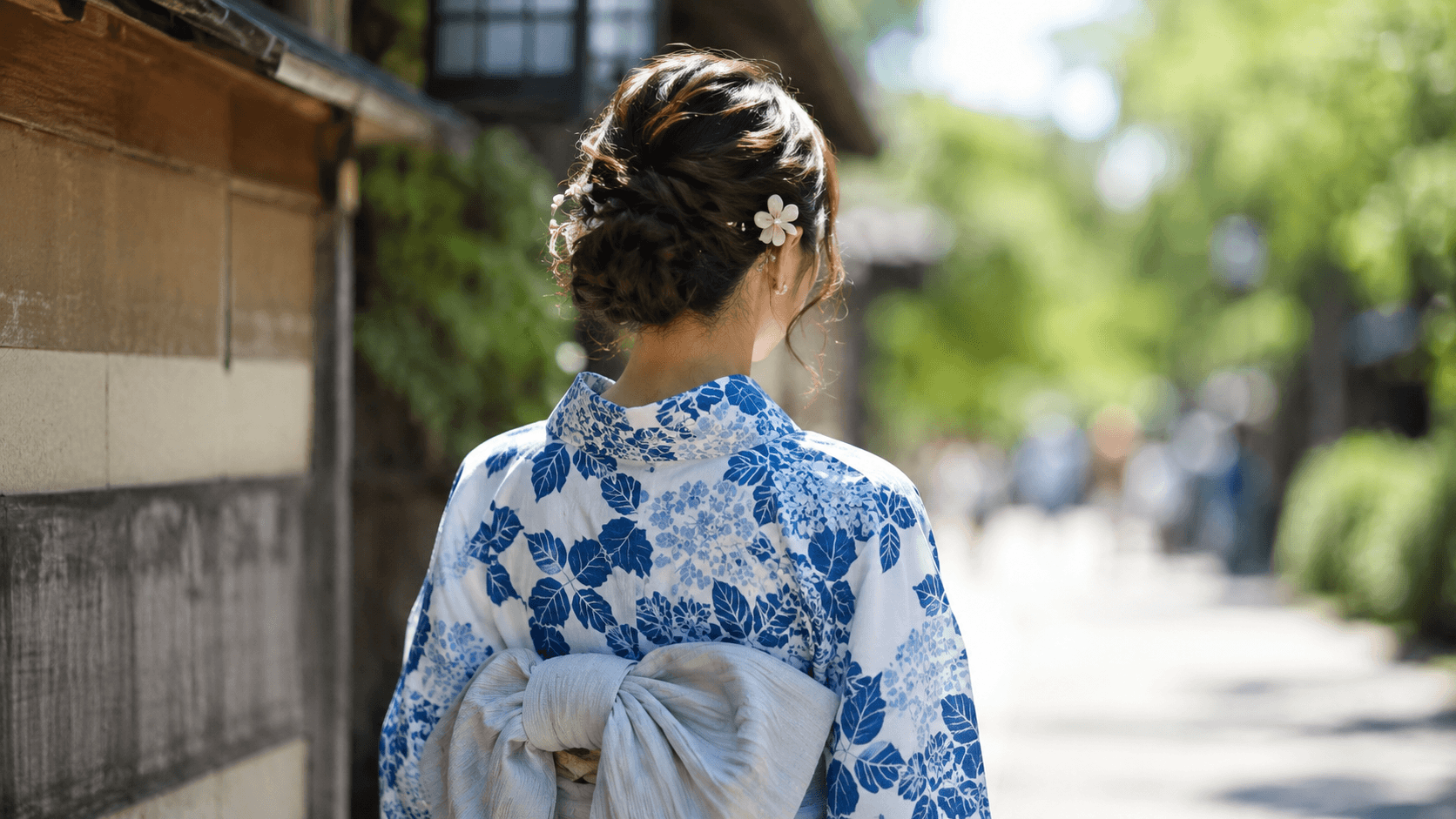 うなじ 襟足 セルフ ケア 浴衣のアップヘアで後ろ姿が美しい女性