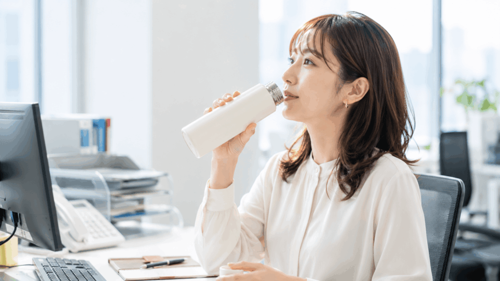 水分補給を意識して水を飲む30代女性のイメージ