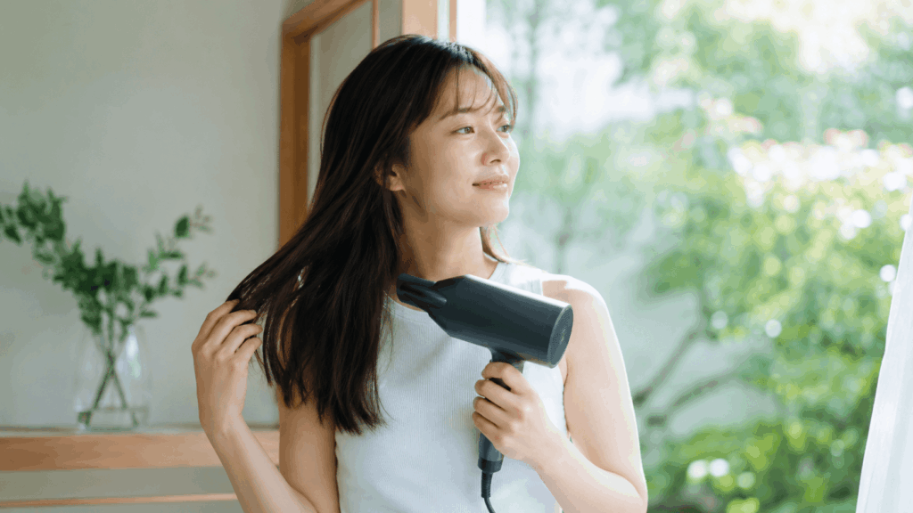 冷風で夏の髪を仕上げるドライヤー